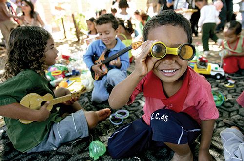 menino brincando com binóclus