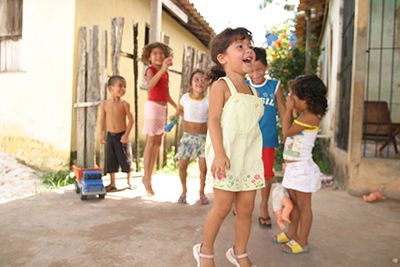 crianças brincando juntas na rua