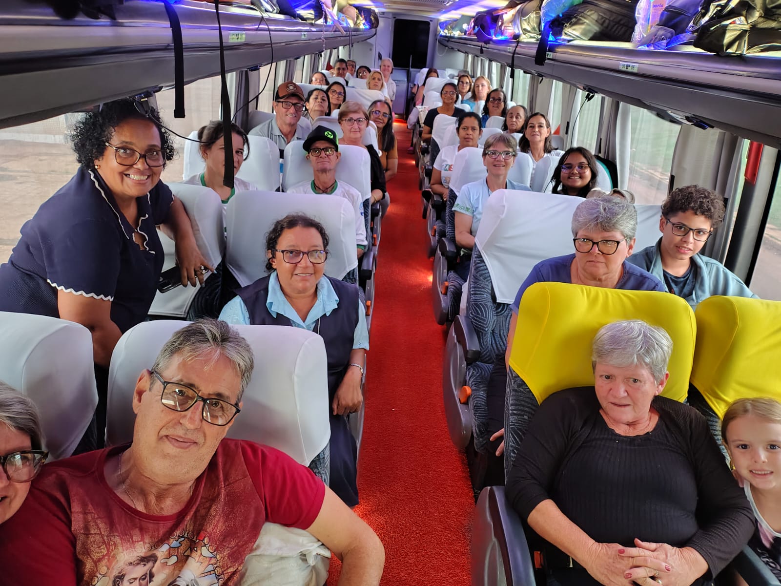 Interior do ônibus com líderes de Rondônia e do Sul do Amazonas a caminho do Jubileu