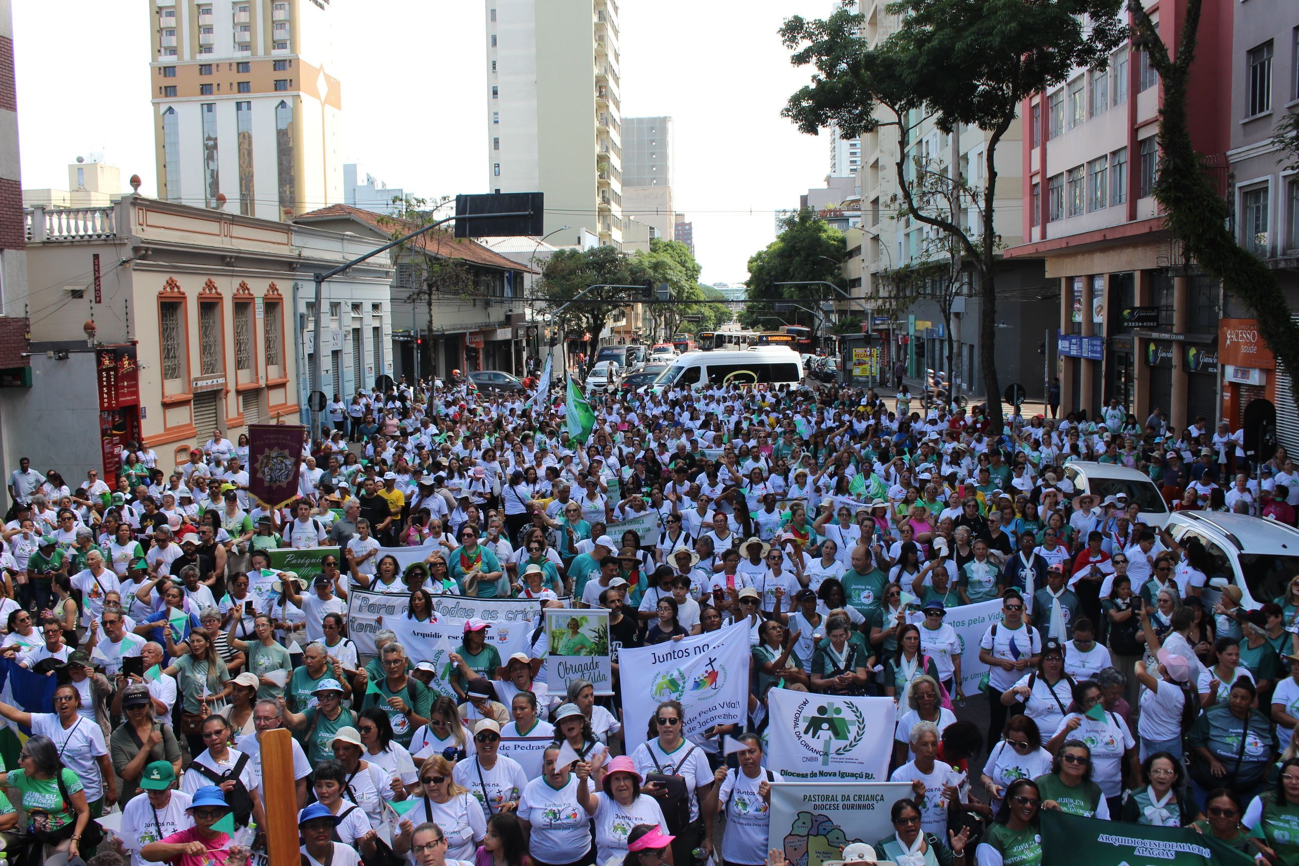 Multidão de peregrinos na caminhada jubilar do Jubileu da Esperança