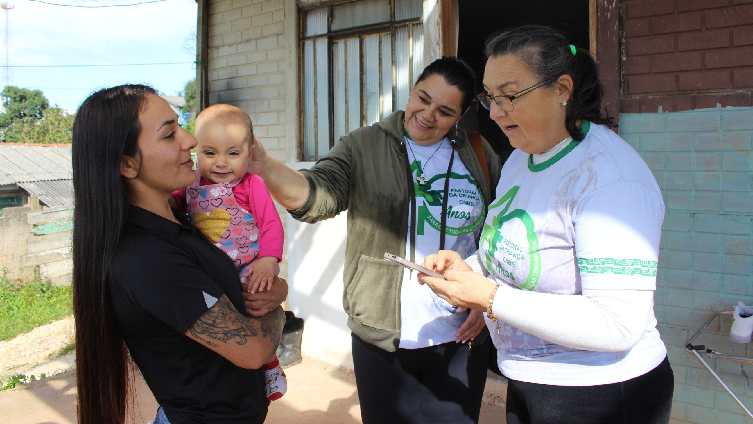 Líder da Pastoral da Criança acompanha gestante em visita domiciliar