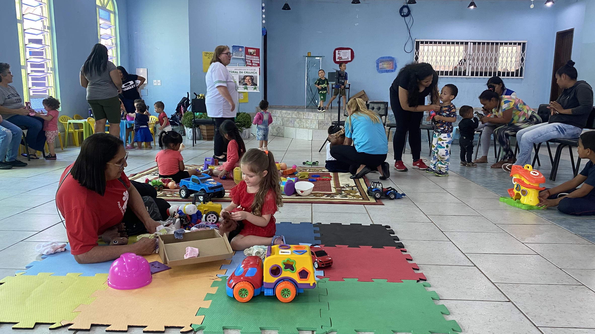 Crianças brincam em Celebração da Vida da Pastoral da Criança, em Curitiba (PR)