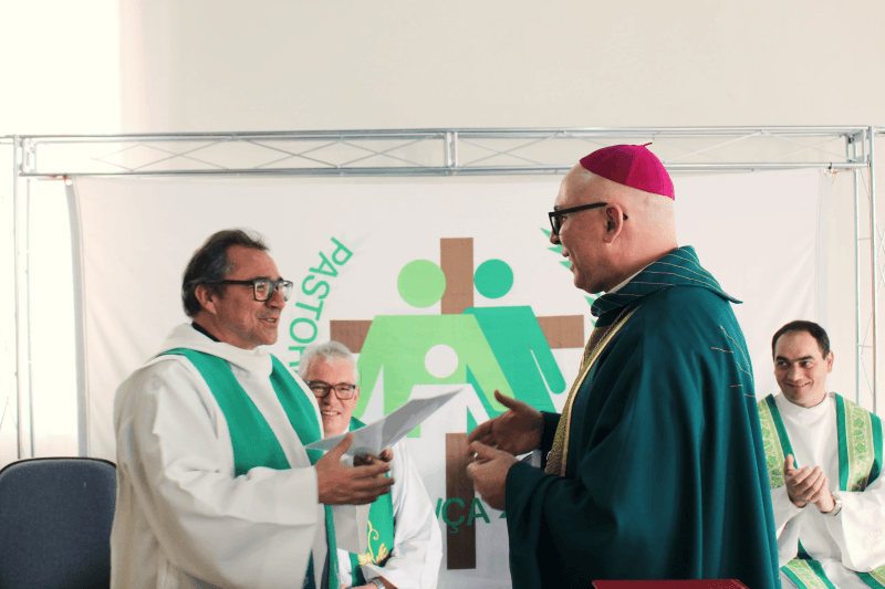 Padre José Edilson recebe a nomeação das mãos do secretário-geral da CNBB, Dom Ricardo Hoepers