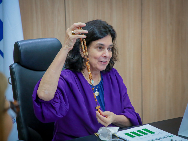 Ministra Nísia Trindade recebe terço de presente do presidente da Pastoral da Criança, Dom Severino. Foto: Matheus Damascena/MS