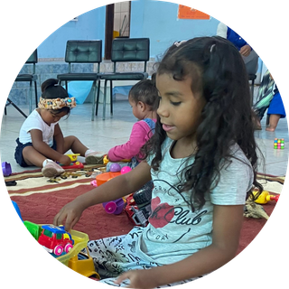 Foto de uma menina brincando com carrinhos