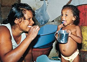 menina escovando os dentes