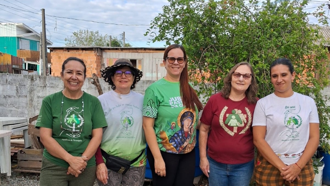 L&iacute;deres da Pastoral da Crian&ccedil;a nas ruas de uma comunidade