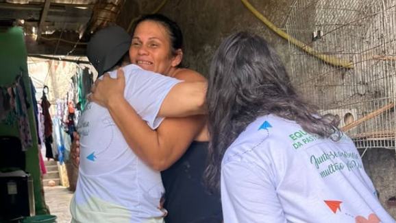 L&iacute;der da Pastoral da Crian&ccedil;a sendo acolhida por uma fam&iacute;lia