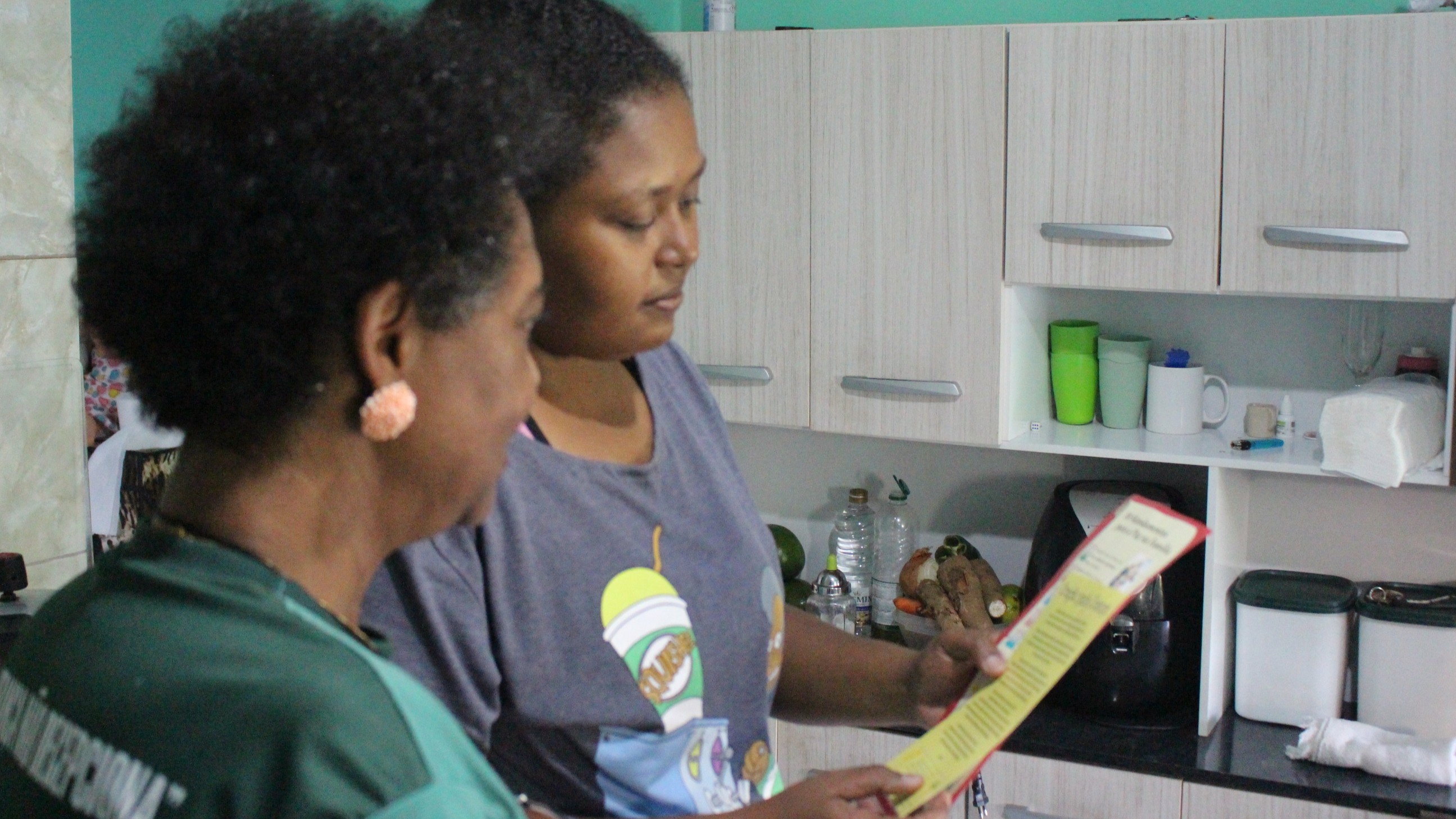Fam&iacute;lias, crian&ccedil;as e l&iacute;deres reunidos em comunidade