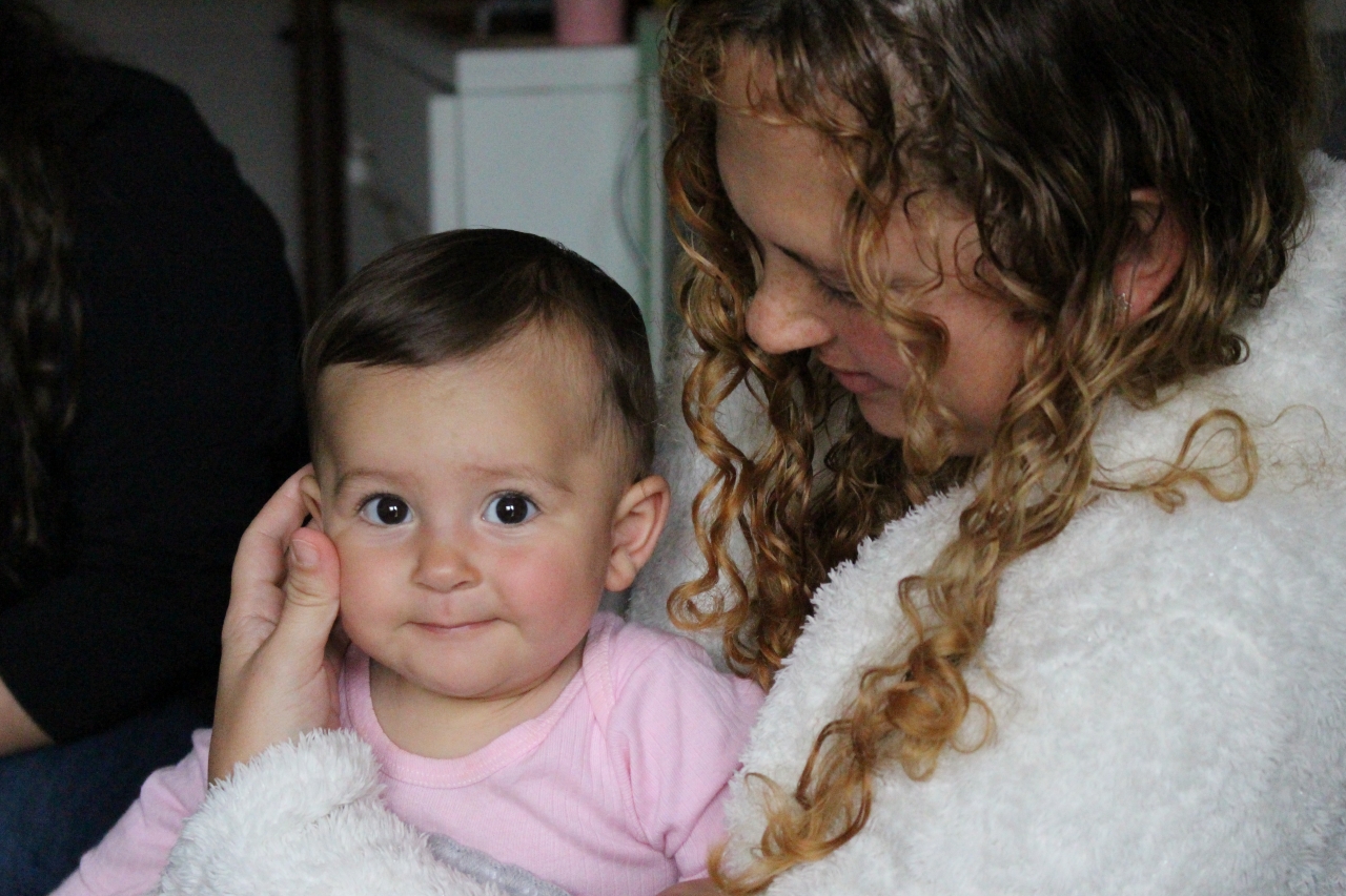 Beb&ecirc; sorrindo com sua m&atilde;e