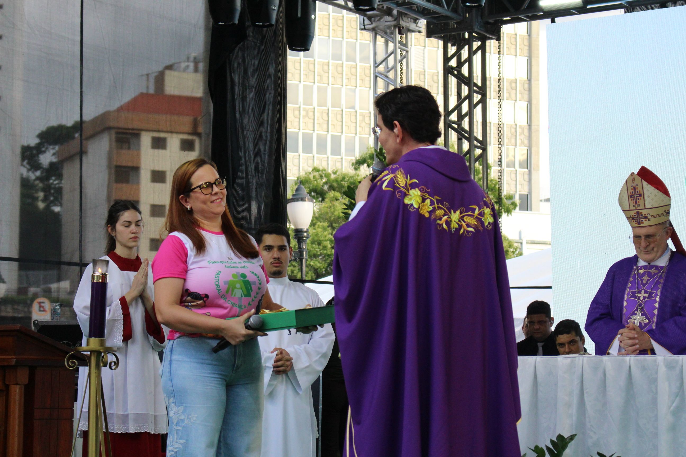 Maria Inês Monteiro de Freitas recebe o certificado simbólico de renovação da parceria