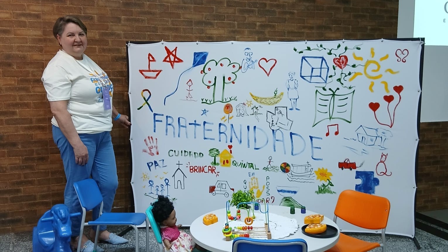 Nilva Canuto junto ao painel de memórias de infância elaborado pelos participantes do seminário.
