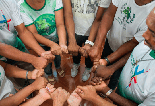 lideres segurando maos zero violencia