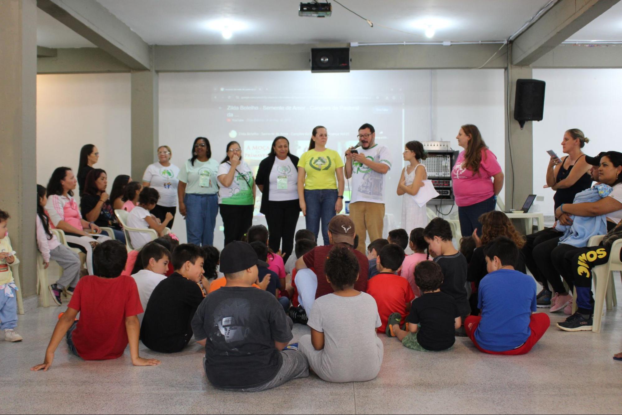 Famílias, crianças e líderes participam da Celebração da Vida promovida pela Pastoral da Criança