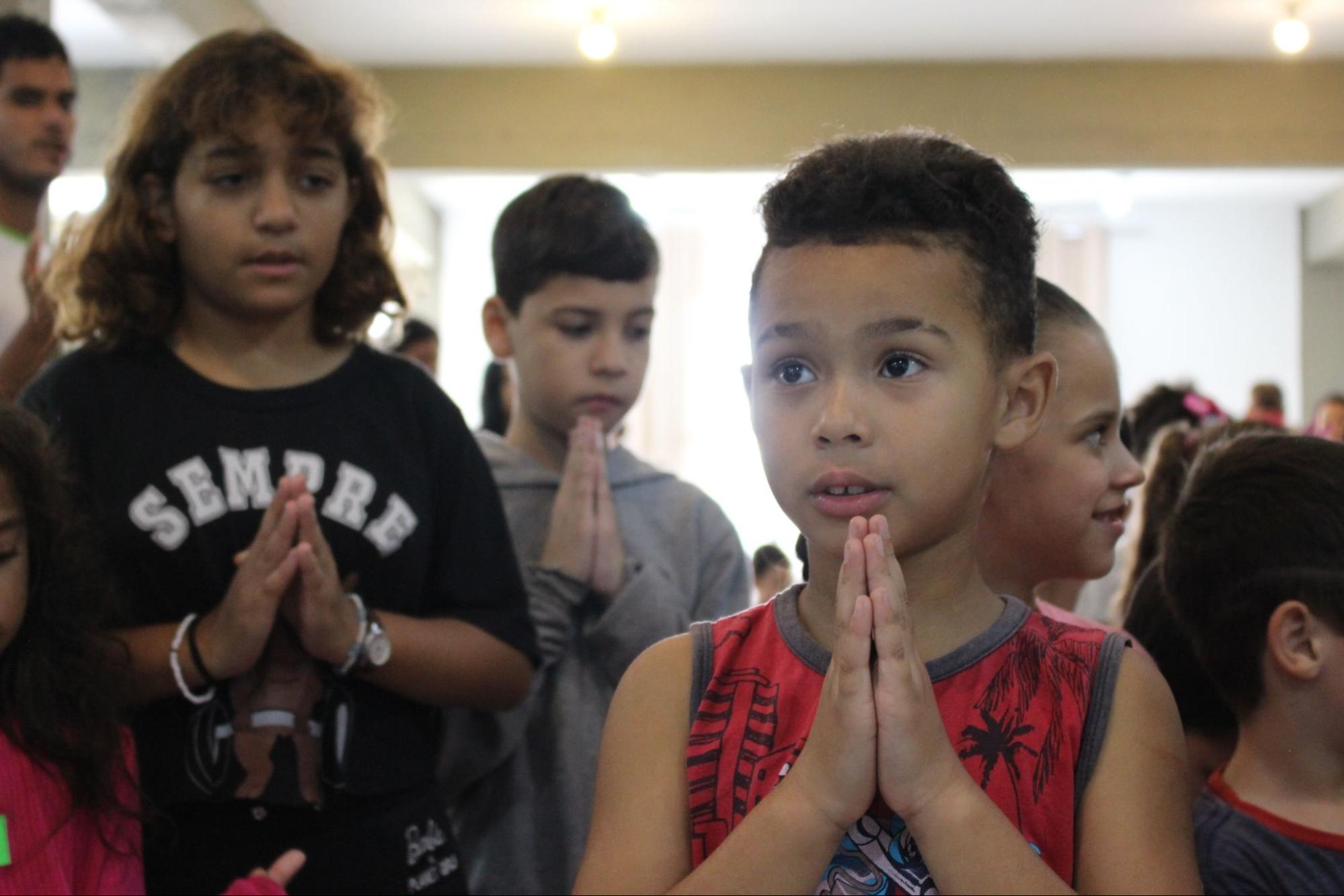 Crianças participam de momento de oração durante a Celebração da Vida da Pastoral