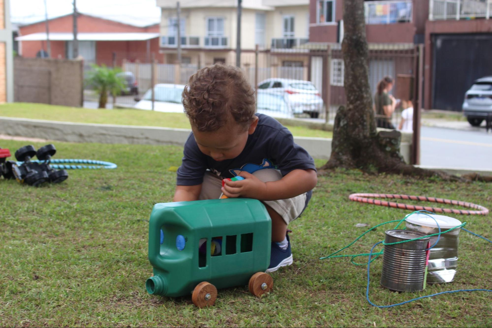 Criança brinca com brinquedo educativo durante atividade promovida pela Pastoral