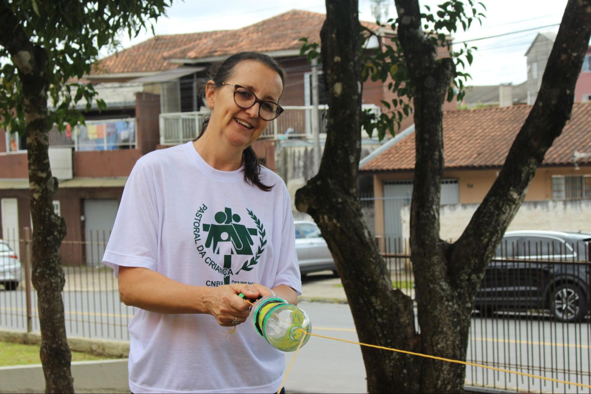 Voluntária da Pastoral da Criança participa de atividade recreativa com brinquedo educativo infantil