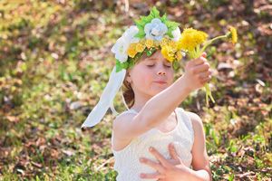 1411 a crianca e a fe menina com flores entrevista