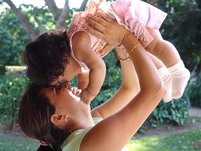 mae brincando com o bebe