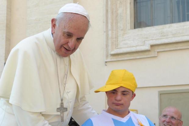 Papa francisco com pessoa com sindrome de down