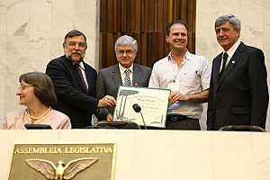 2 Nelson Arns Neumann recebe homenagem para Dra Zilda Arns Neumann