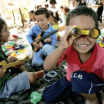 As crianças aprendem brincando